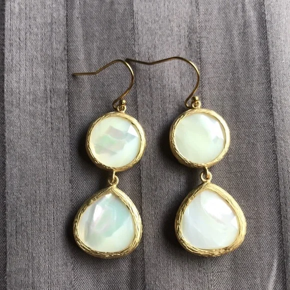 Mother of pearl dangle earrings set in gold - Picture 2 of 2